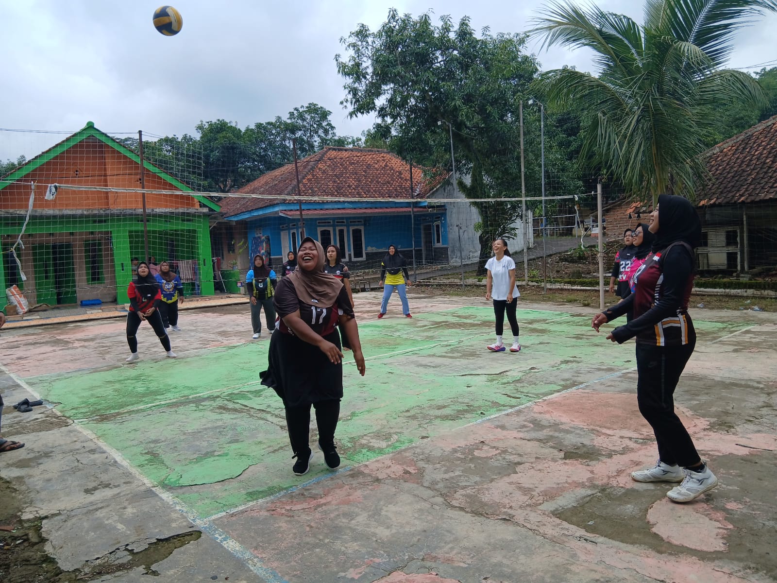 Sparing Bola Voli Ibu-Ibu Muda Desa